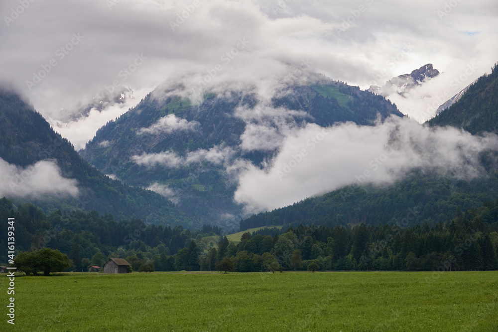 Allgäuer Berge bei aufziehendem Gewitter