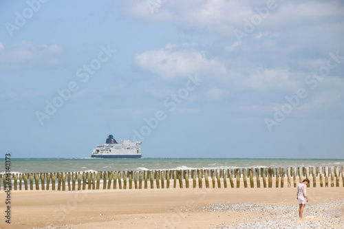 plage avec une personne sur la plage de Sangatte avec un ferry sur la Manche