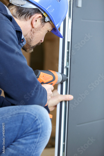 a builder using cordless drill