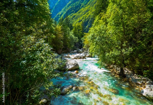 El r  o Soca  con sus caracter  sticas aguas de color verde  sus r  pidos y su abundante vegetaci  n en el coraz  n de los Alpes Julianos cerca de Trenta  Eslovenia