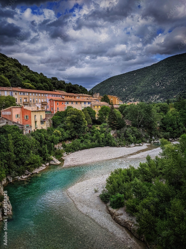 Fototapeta premium Vue sur Nyons et sa rivière