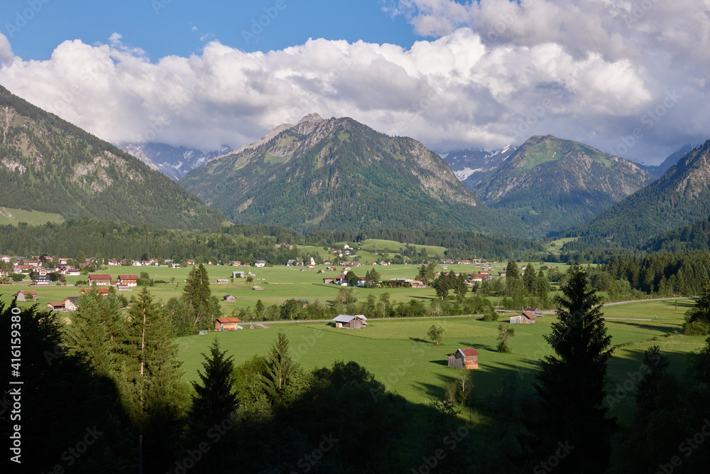 Blick vom westlichen Talrand über Oberstdorf und die Weiden am südlichen Ortsrand