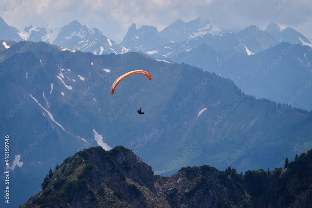 Gleitschirmflieger in den Allgäuer Alpen Gleitschirmflieger in den Allgäuer Alpen