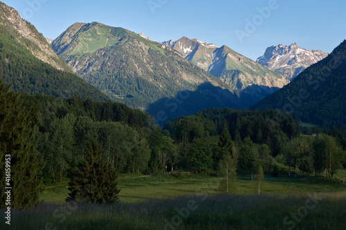 Berggipfel der Allgäuer Alpen im Morgenlicht
