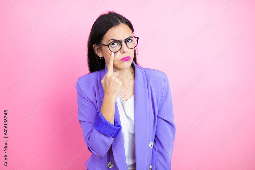 Φωτογραφία Young business woman wearing purple jacket over pink background Pointing to the