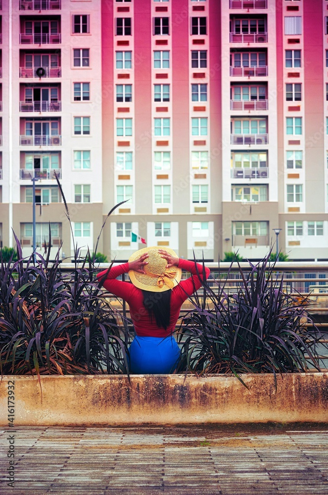 Fototapeta premium Mujer con gorro sentada