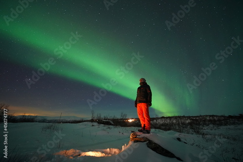 Die Einsamkeit und Romantik spürt man besonders unter dem Sternenhimmel und den Polarlichtern, genannt Aurora Borealis, nördlich des Polarkreises im Winter. 