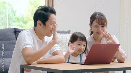 パソコンでビデオチャットをする家族