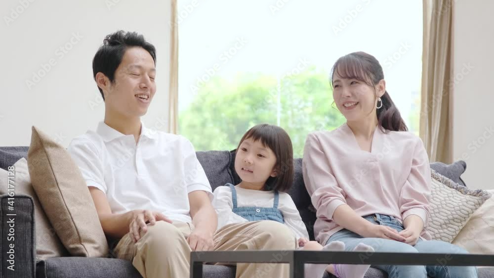 リビングで雑談をする家族