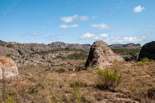 The characteristic rock formations of the Isalo N.P. they are crossed by paths that are often tiring for the great heat