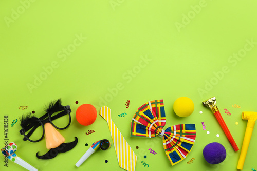 фотографія Flat lay composition with clown's accessories on green background