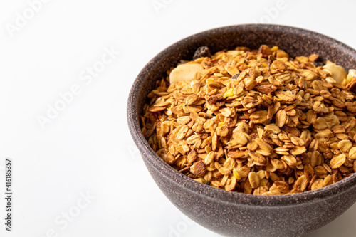 GRANOLA EM TIGELA DE MADEIRA EM FUNDO BRANCO