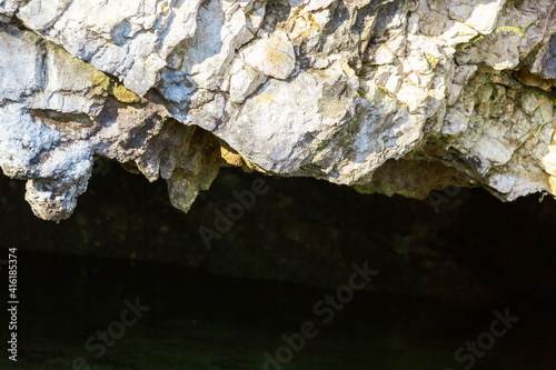 Rocher dans les gorges de Douanne