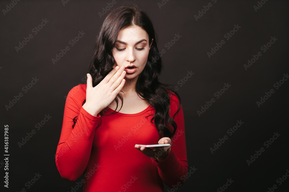 Naklejka premium Frustrated scared woman with smart phone