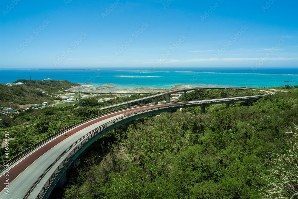 晴れた日の沖縄県南城市にある絶景スポットのニライ橋カナイ橋