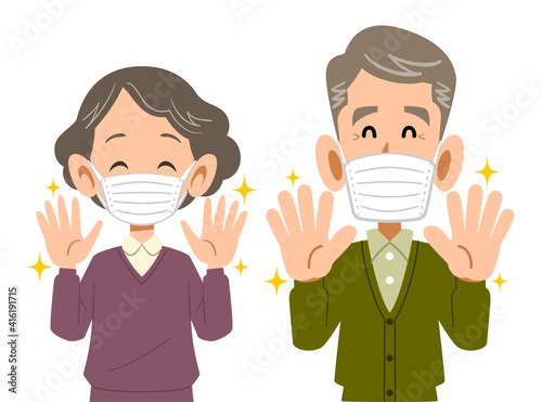 手洗いをしてマスクをつけた笑顔のシニア夫妻の上半身
