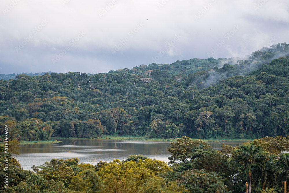 Paisaje nublado en Gamboa con vistas al río Chagres
