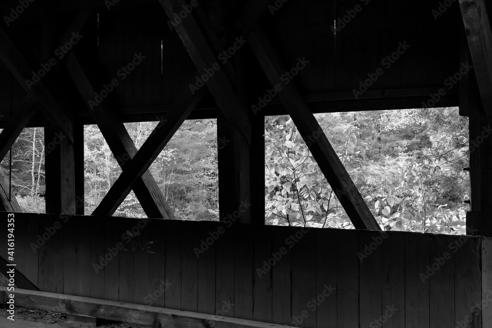 Obraz premium Looking outside from a covered bridge