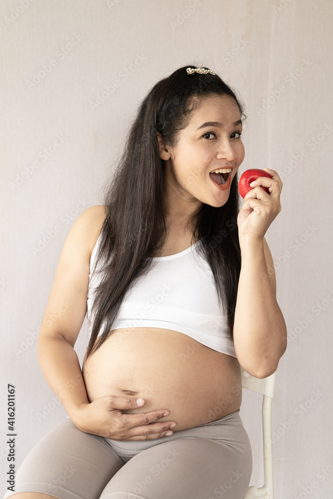 Pregnant mother eats apple happily.Apples have a little sugar, suitable for people with diabetes during pregnancy. Pregnant mother eats apple happily.Apples have a little sugar, suitable for people with diabetes during pregnancy.