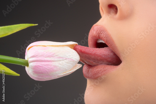 Canvas-taulu Lips and spring flower