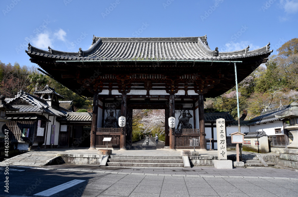 春の石山寺　東大門　滋賀県大津市