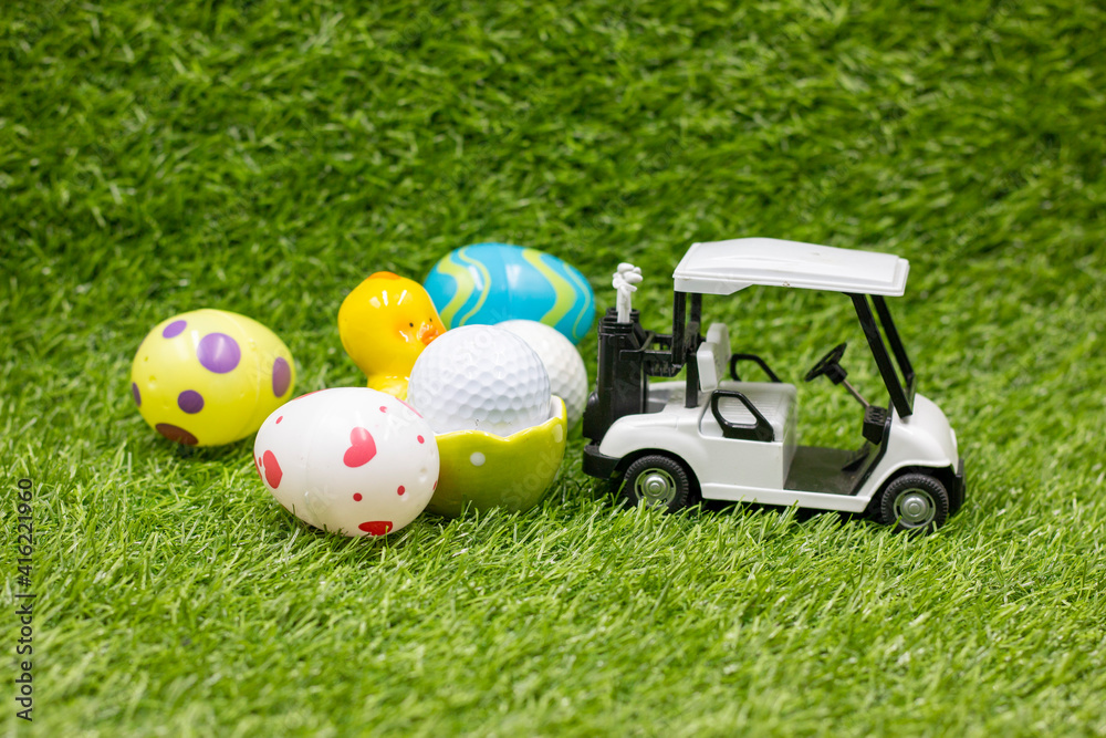 Naklejka premium Golf Easter Holiday with golf ball and Easter eggs on green grass