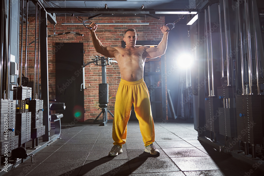 Obraz premium Professional bodybuilder doing his gym routine indoors
