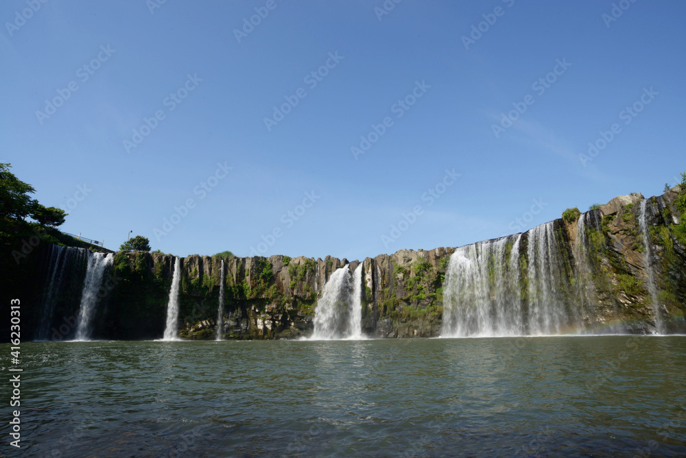 Fototapeta premium 夏に涼しさを感じる滝