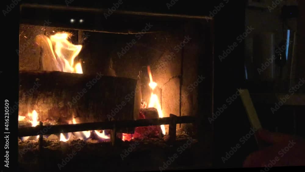 Befeuerung von einem Kaminofen Befeuerung von einem Kaminofen