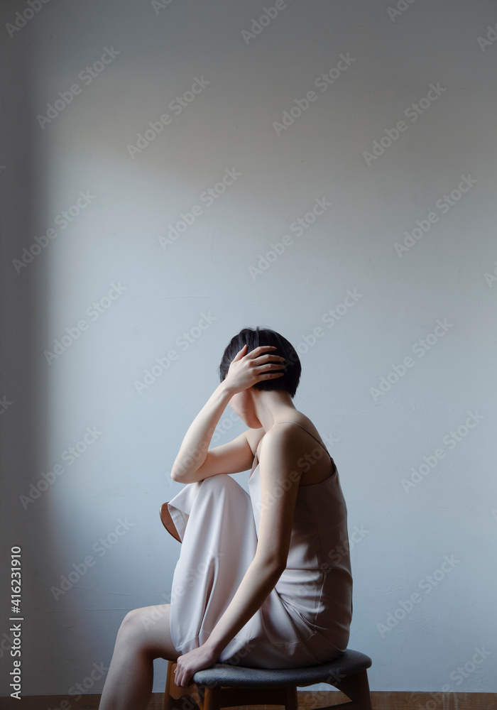 Obraz premium 顔を隠した女性のポートレート