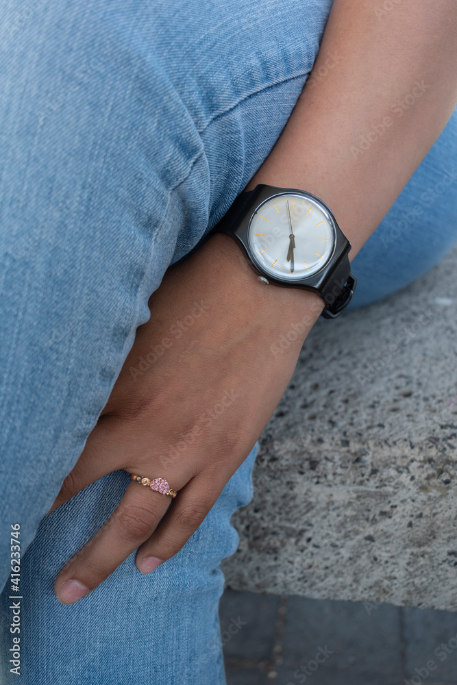 Fototapeta premium Mano posando reloj