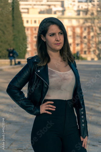 Chica con blusa blanca y fondo desenfocado posando © MARALEM