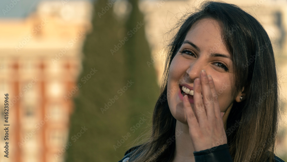 Mujer joven feliz sonriendo Mujer joven feliz sonriendo