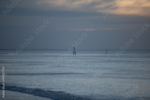 balise maritime sur l'horizon © Julien Hananel