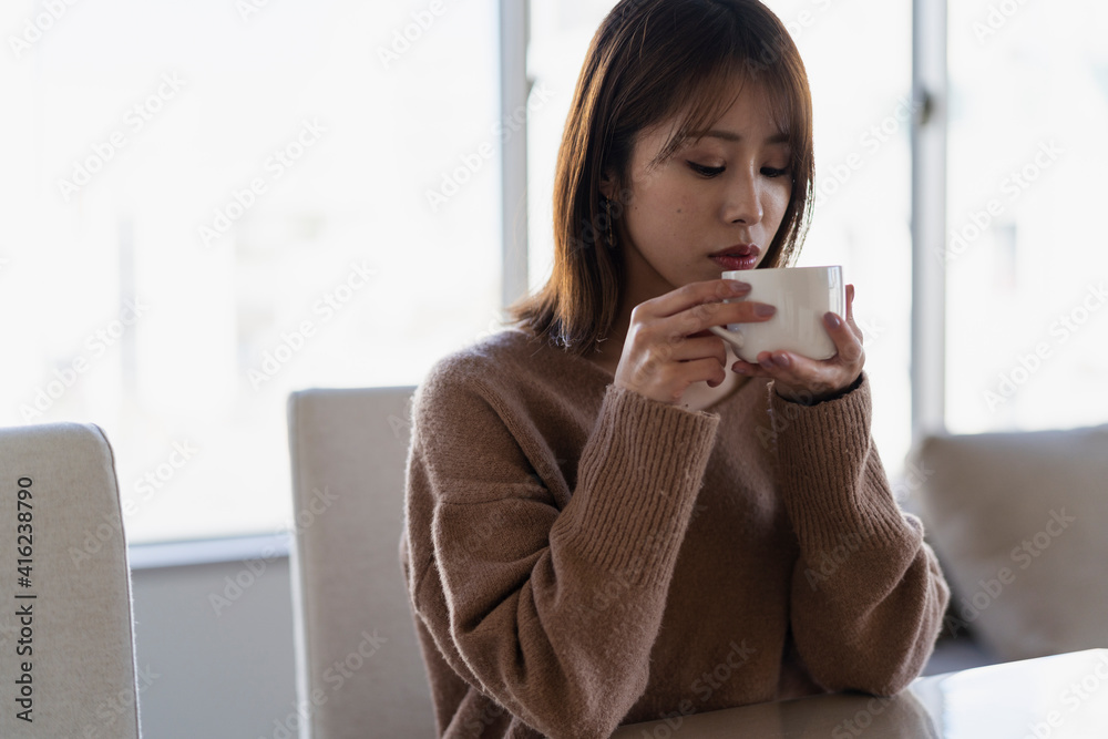 コーヒーを飲む女性 コーヒーを飲む女性