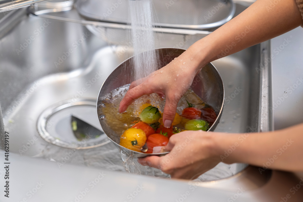 食事を用意する女性 Stock Photo | Adobe Stock