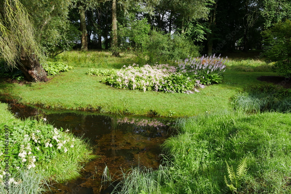Botanischer Garten mit Teich, Wiese und Funkien in Rostock Stock Photo
