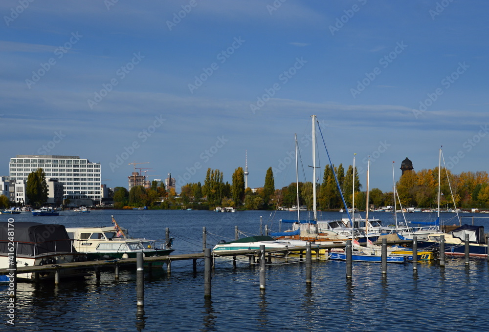 Marina im Herbst am Fluss Spree auf der Halbinsel Stralau, Berlin