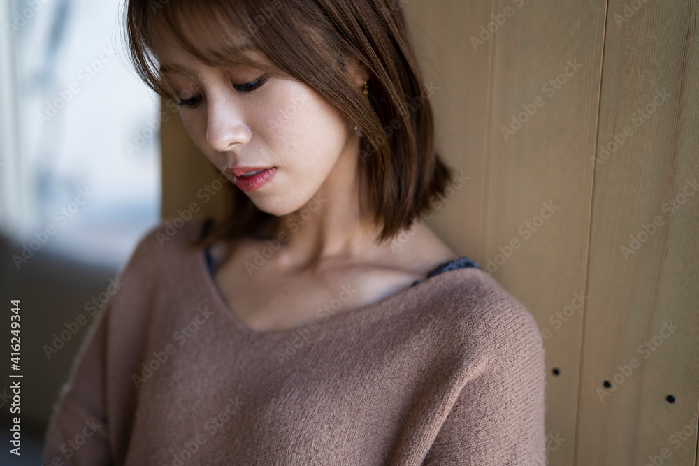 窓際の女性 窓際の女性