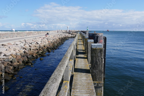 Holzsteg neben Damm in Warnem  nde