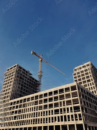 Building site and crane