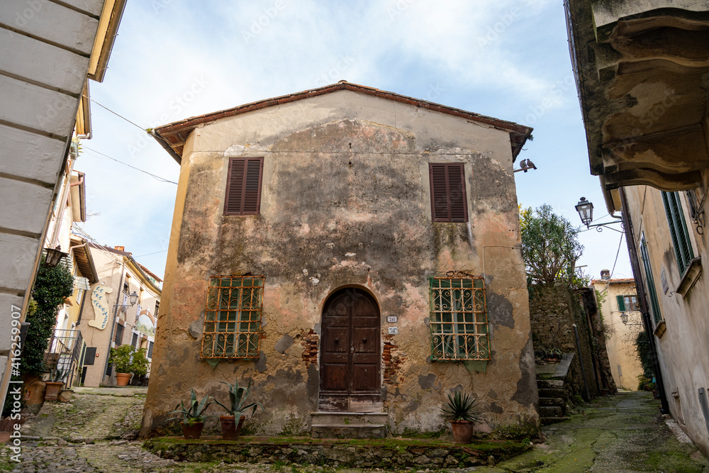 Fototapeta premium Uno scorcio nel centro di Monteggiori. Monteggiori è un borgo medievale arroccato sulle colline nel comune di Camaiore in Toscana.