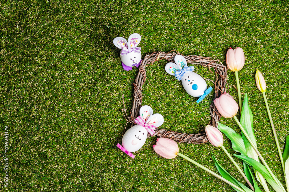 Naklejka premium Traditional Easter symbols festive background