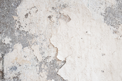 Foto Old Wall damaged with blown Plaster and paint clog, peeling paint damage, water damage on building wall