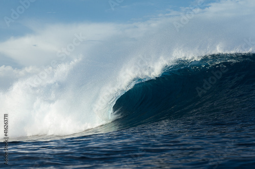 ola azul rompiendo en el océano  © Jairo Díaz
