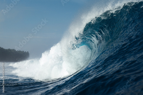ola azul rompiendo en el océano 