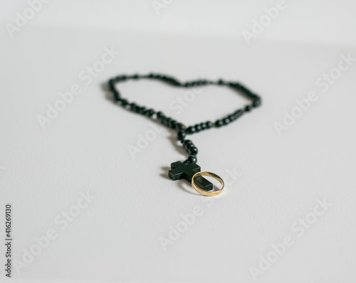 rosary with wedding ring © Bartosz