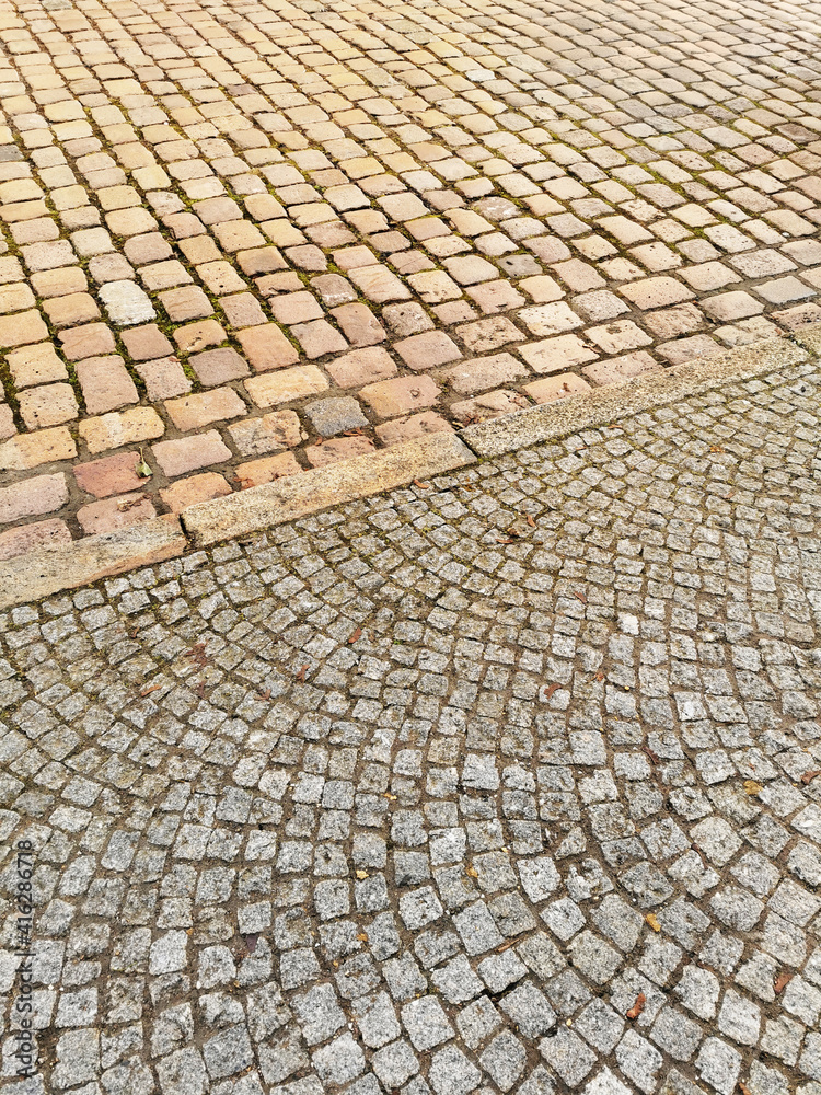 Strasse, Bordstein, Geweg mit natürlichen Materialien in der Altstadt. Kopfsteinpflaster in verschiedenen Verlegemustern Strasse, Bordstein, Geweg mit natürlichen Materialien in der Altstadt. Kopfsteinpflaster in verschiedenen Verlegemustern