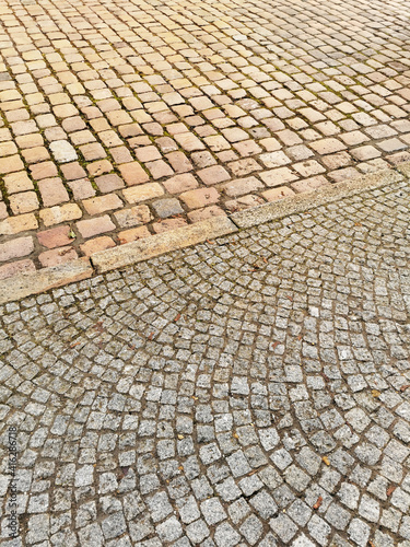 Strasse, Bordstein, Geweg mit natürlichen Materialien in der Altstadt. Kopfsteinpflaster in verschiedenen Verlegemustern