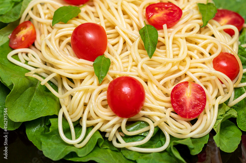 Spaghetti pasta with arugula and cherry tomatoes